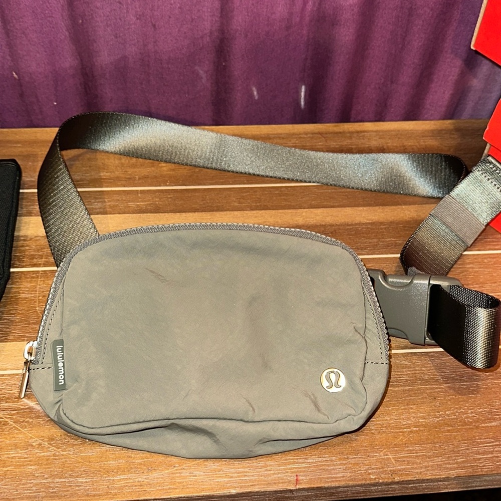 LULULEMON EVERYWHERE BELT BAG GRAY SAGE